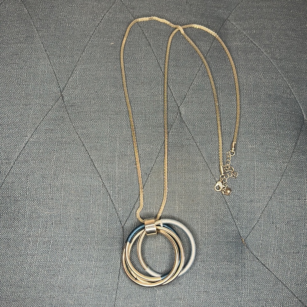 Dress Barn Silver Tone 4 Ring Pendant Necklace - Picture 4 of 4